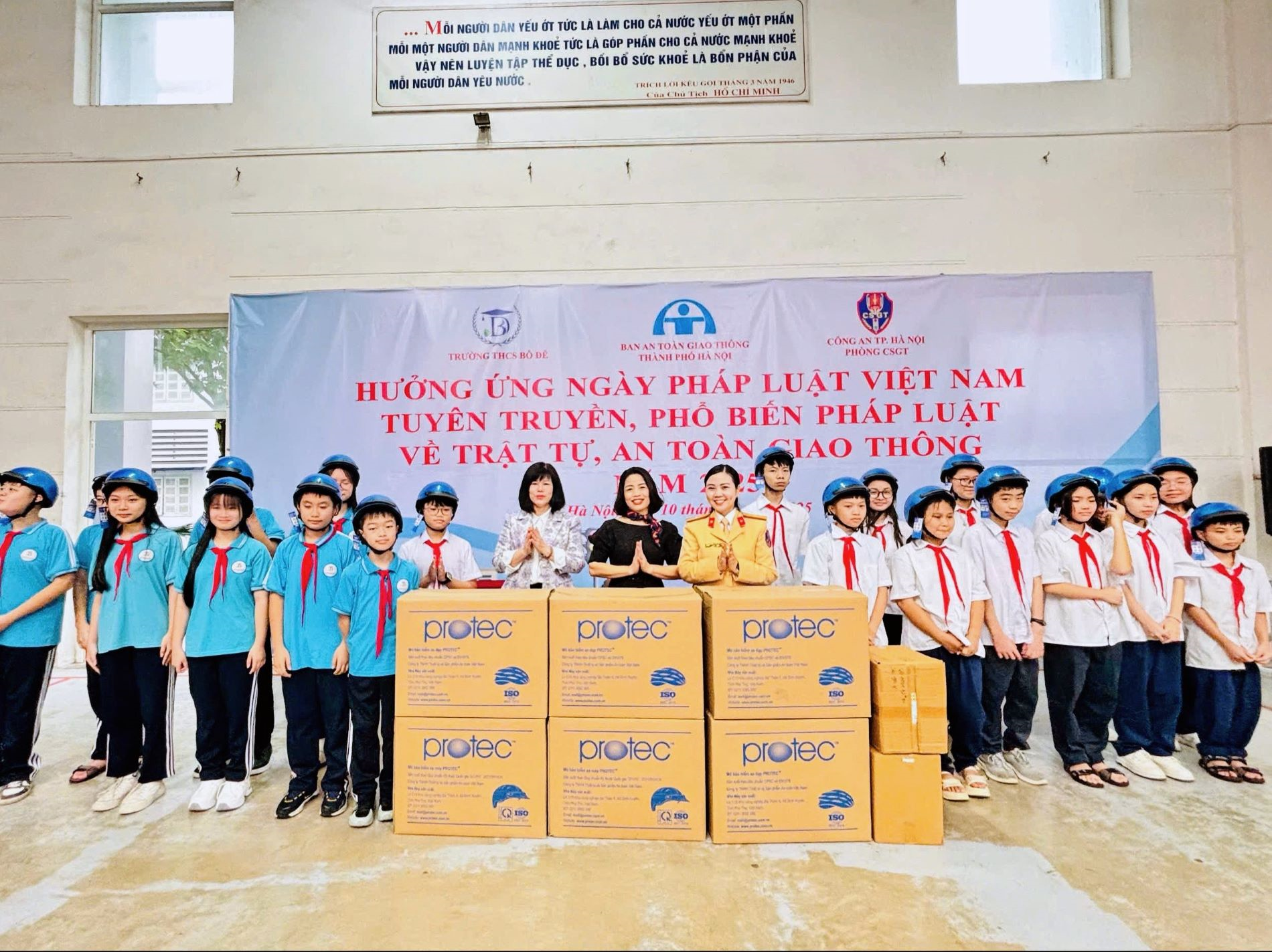 Tuyên truyền pháp luật về an toàn giao thông hưởng ứng Ngày Pháp luật Việt Nam